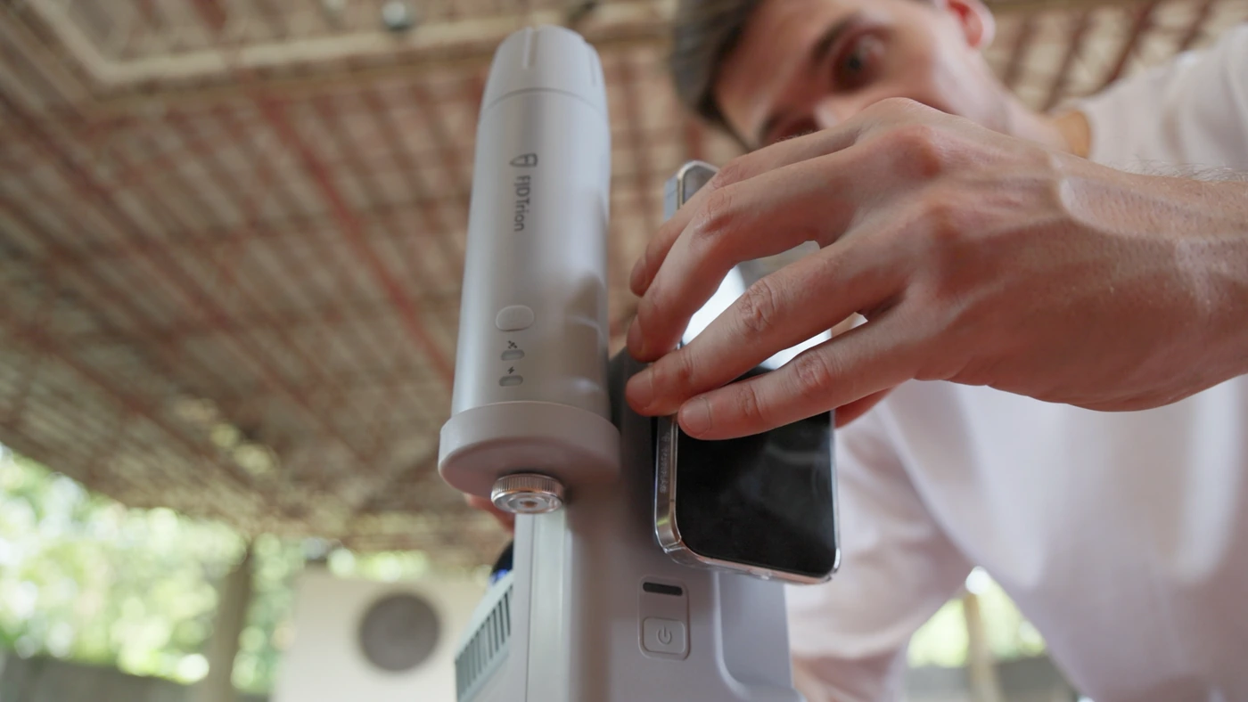 V4E Go official photo · Phone mounting